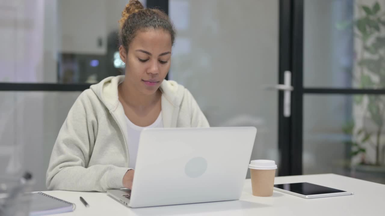 非洲女性在办公室用笔记本电脑工作视频素材