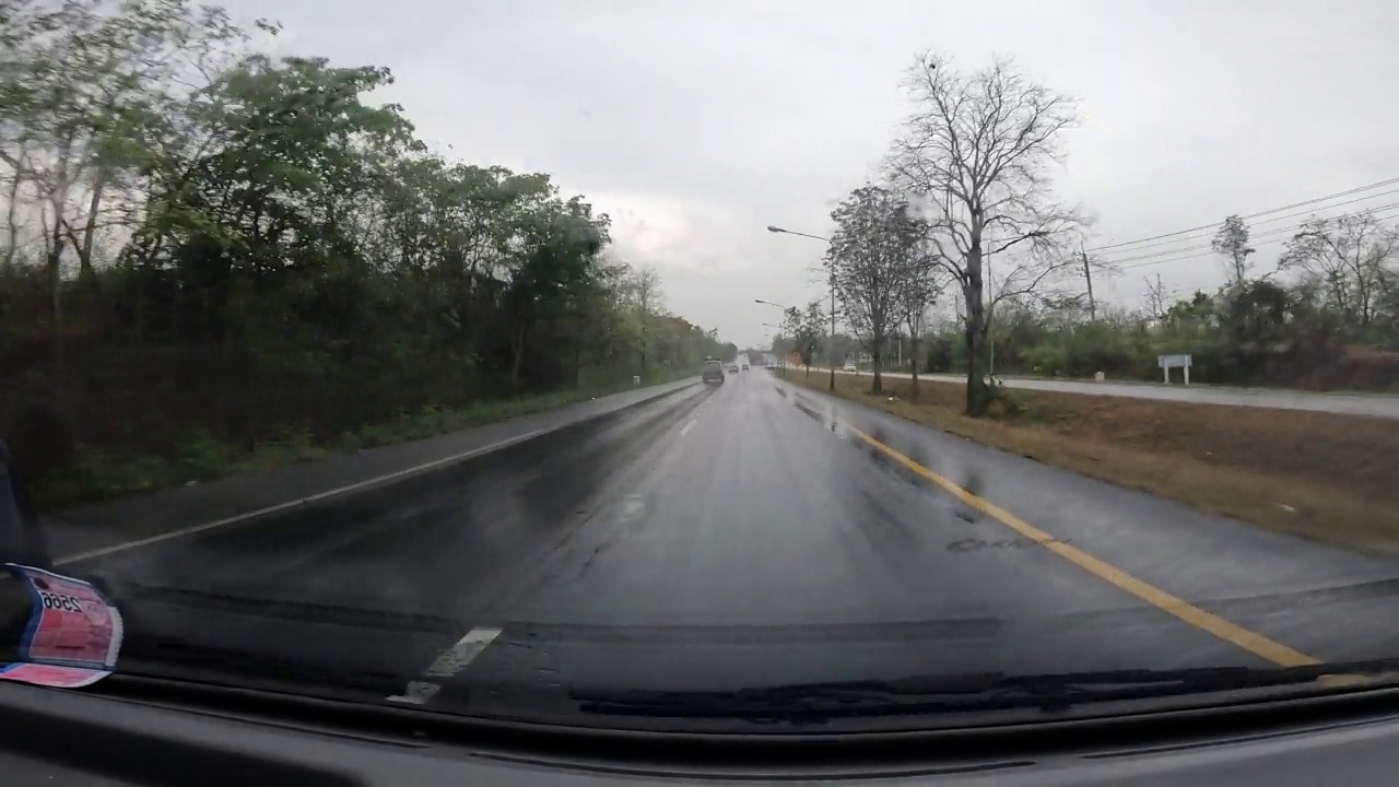 时间推移POV汽车驾驶旅行下雨在公路公路森林在农村山区北部，泰国清迈。视频素材