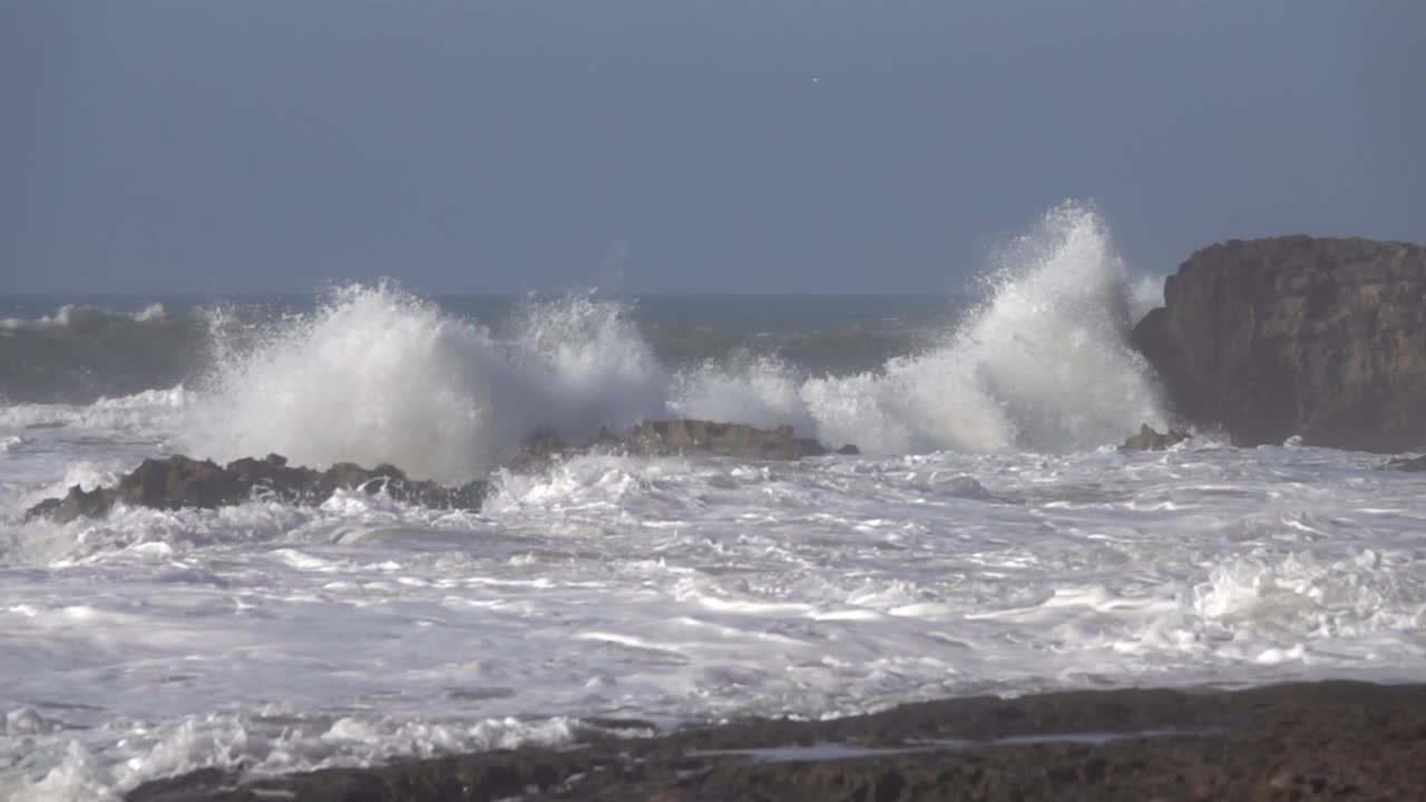 溅起大西洋巨浪，慢动作视频素材
