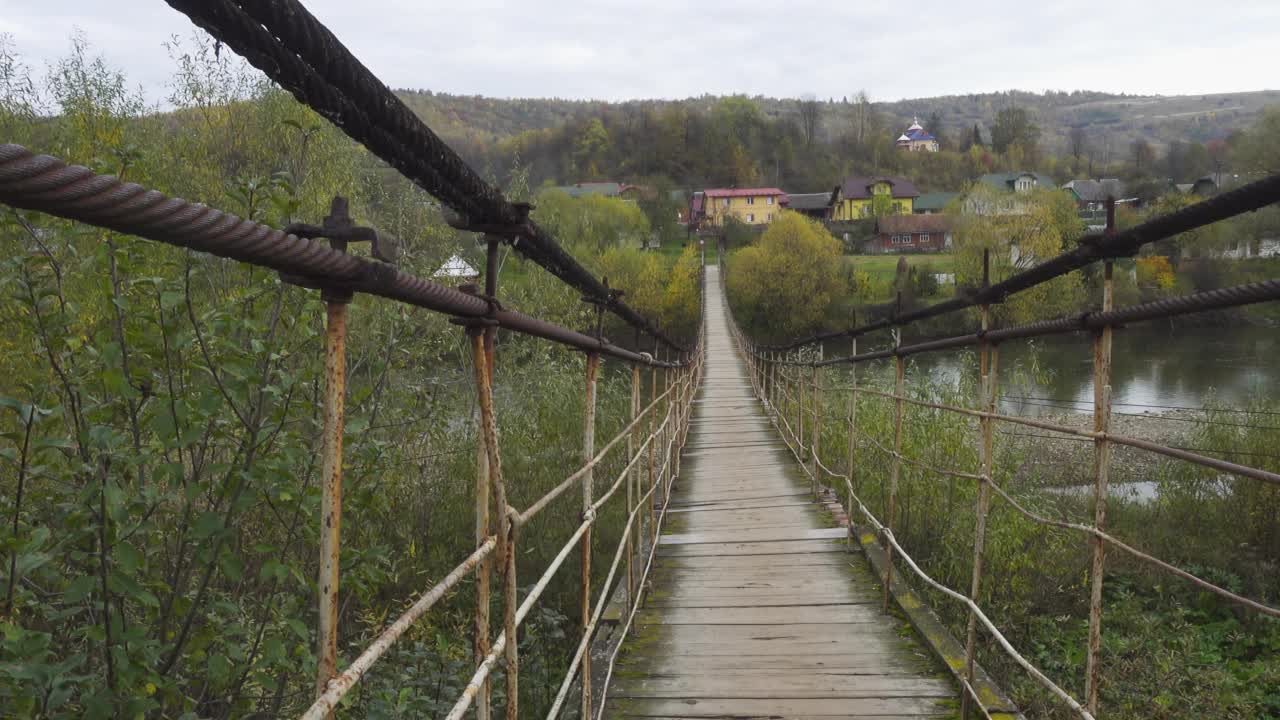 在喀尔巴阡小村庄，一座古老的悬索桥横跨山河视频下载