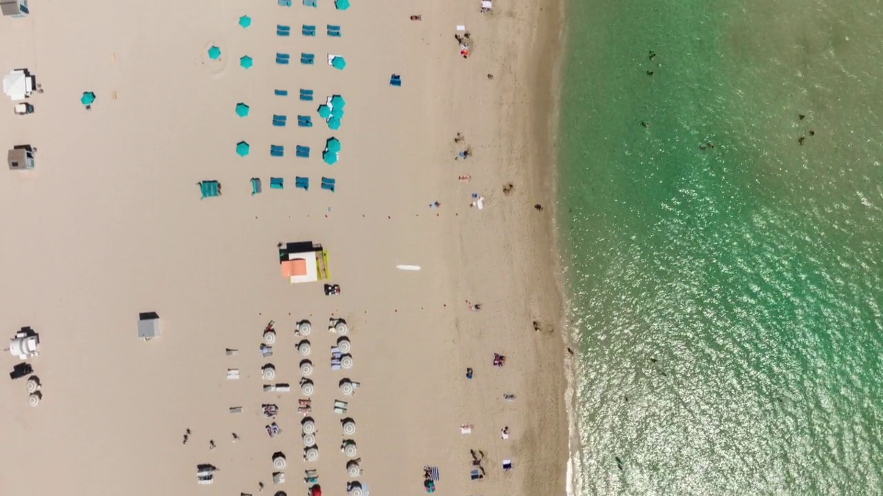 从上到下无人机拍摄的南海滩- Hyper Lapse视频素材