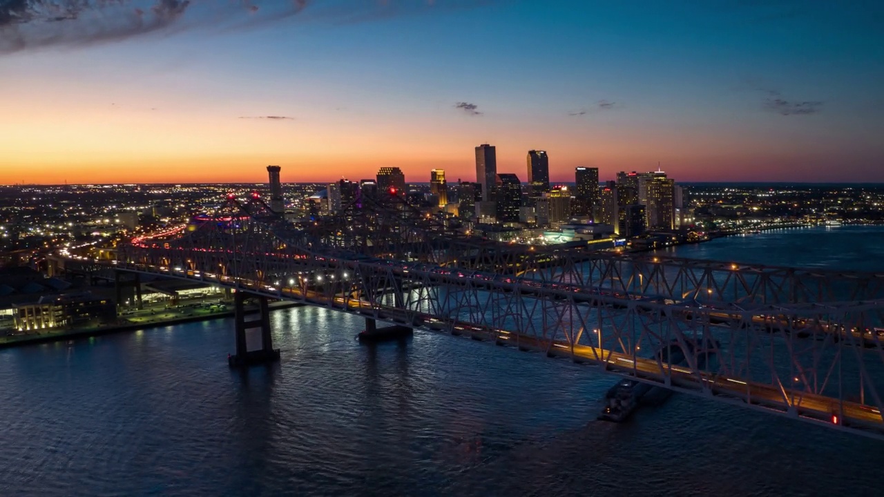 上升无人机拍摄新月城连接桥，新奥尔良在日落-超移视频素材