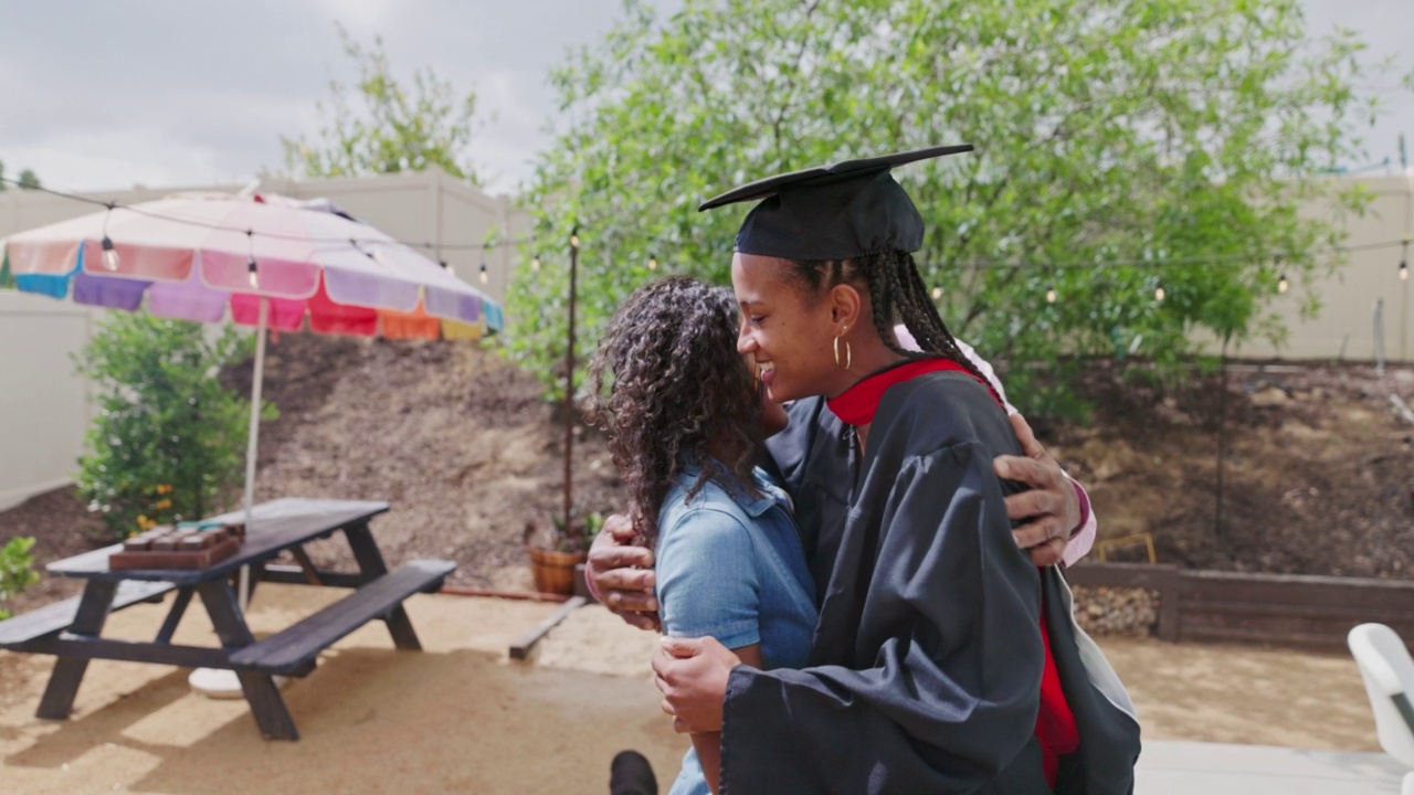 年轻黑人女子在毕业派对上与家人拥抱视频下载