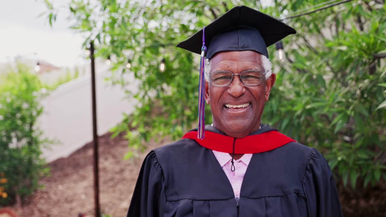 一位非裔美国毕业生的肖像视频下载