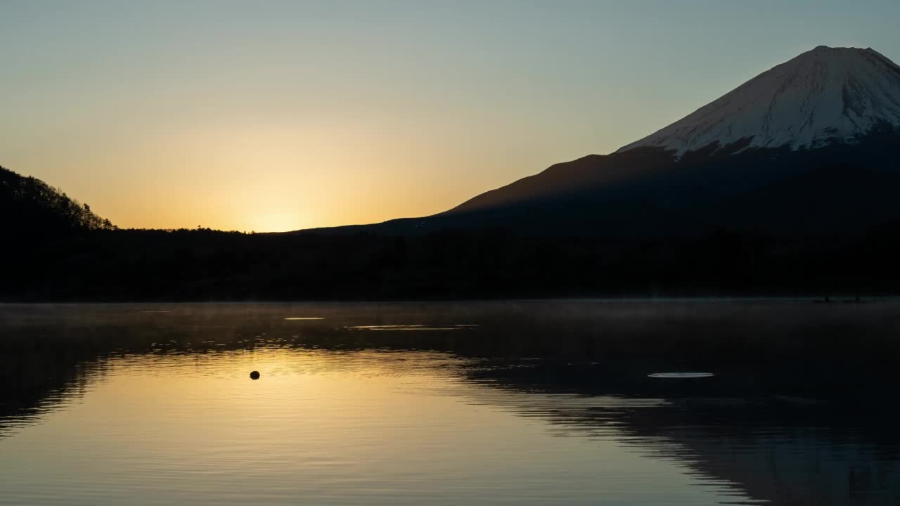 在新年前后，富士山和昭二湖的日出视频下载