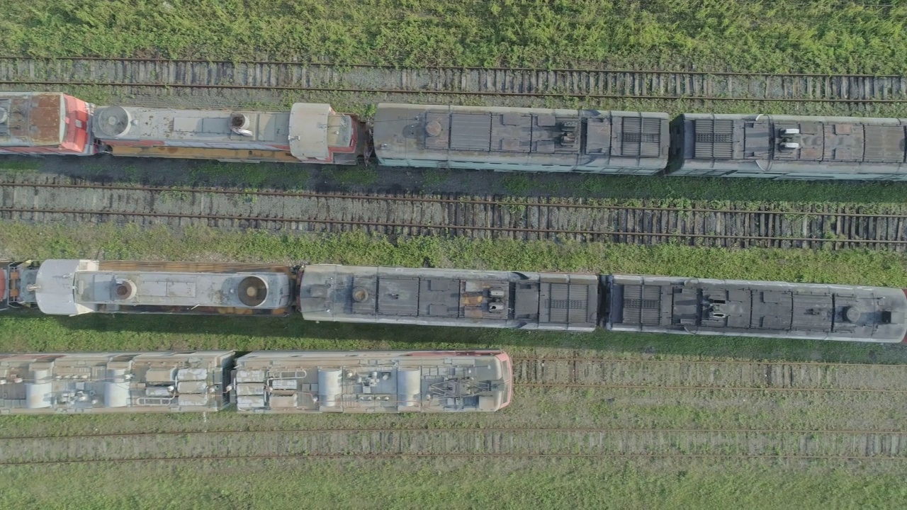空中拍摄的废弃的生锈的机车和旧铁路。视频下载