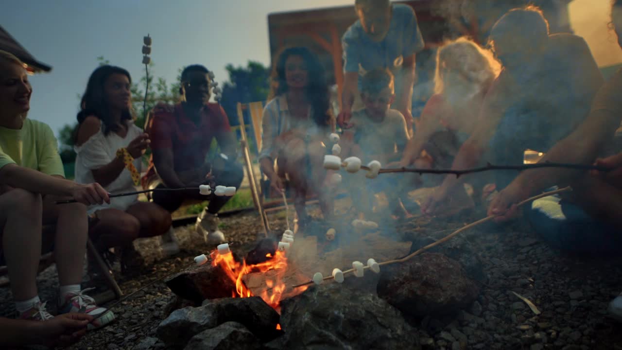 朋友和家人在篝火旁共度时光。视频素材