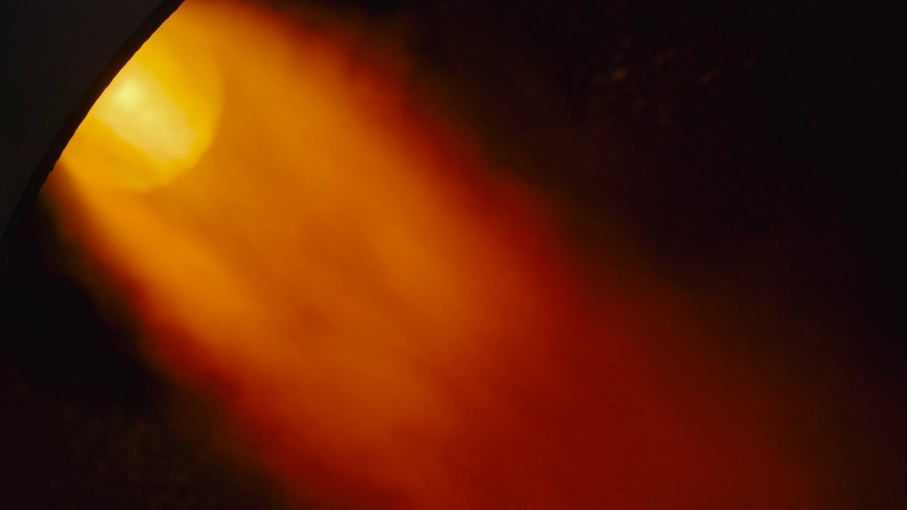 明亮的火焰从火箭发动机的喷嘴里冒出来视频素材
