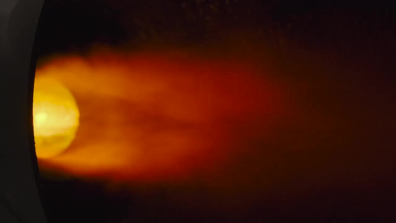 明亮的火焰从火箭发动机的喷嘴里冒出来视频素材