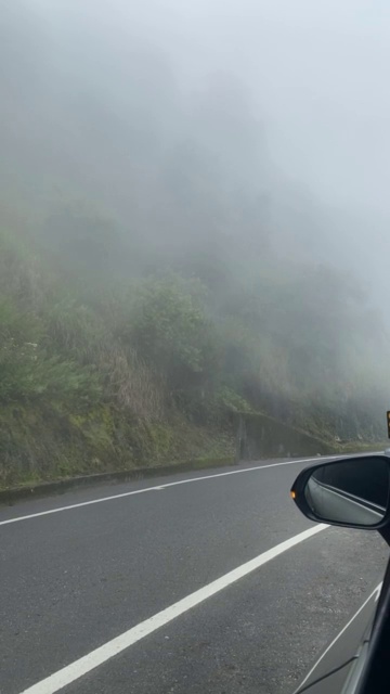 山间雾气弥漫的道路视频下载