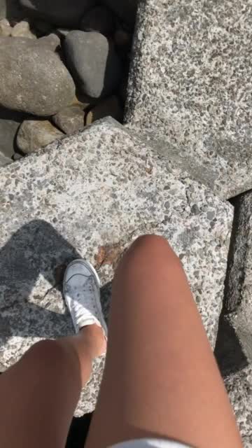在沙滩上漫步的女孩视频下载