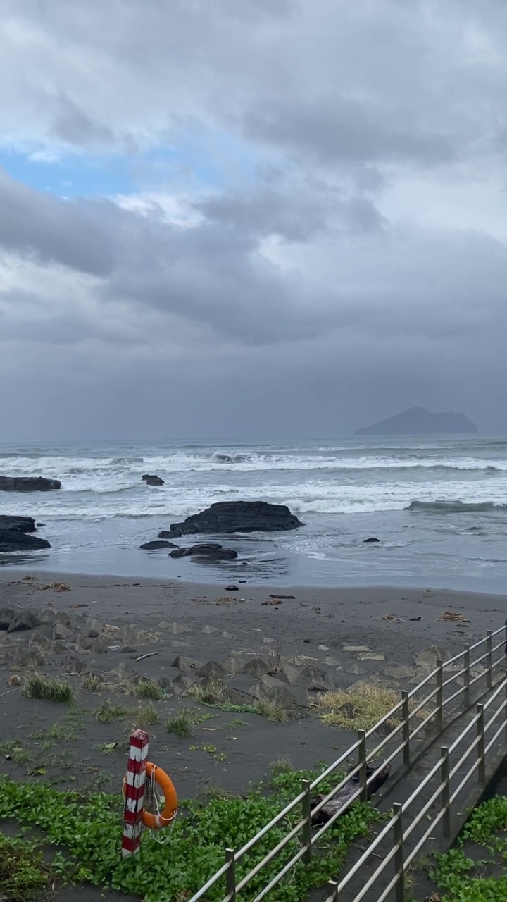 海浪冲击着海岸线视频下载