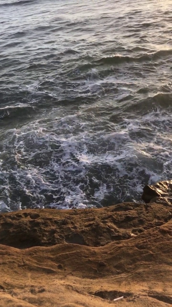 海浪冲击着岩石海岸视频下载