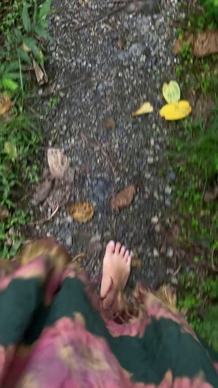赤脚在森林里行走的年轻女子视频下载
