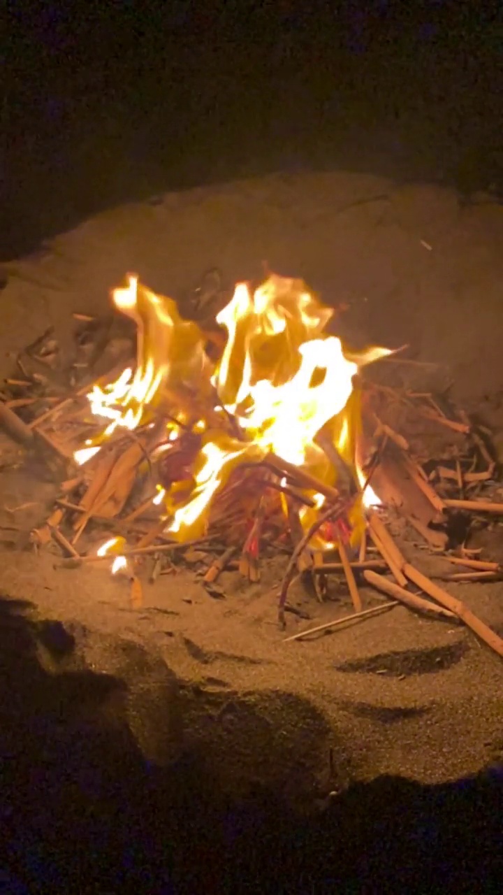 夜晚沙滩上的慢动作篝火视频下载