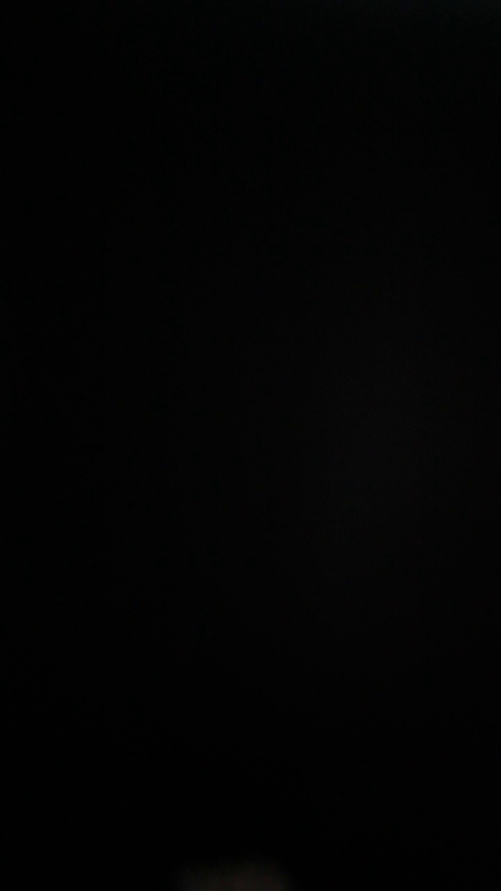白色烟雾孤立在黑色背景视频素材