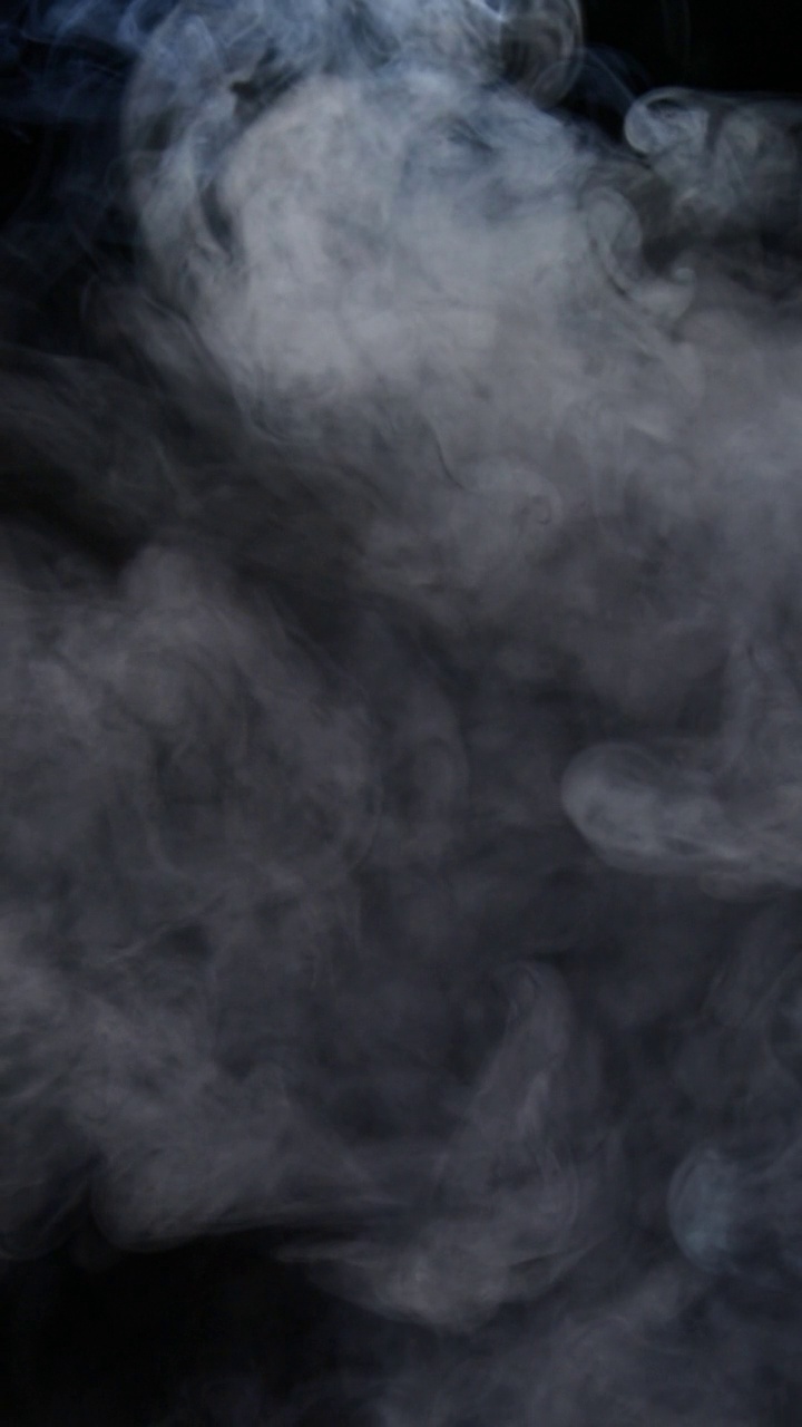 白色烟雾孤立在黑色背景视频素材