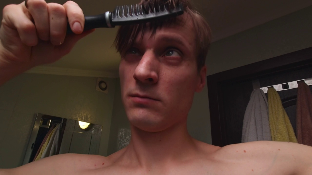 男子梳理和干燥头发视频素材