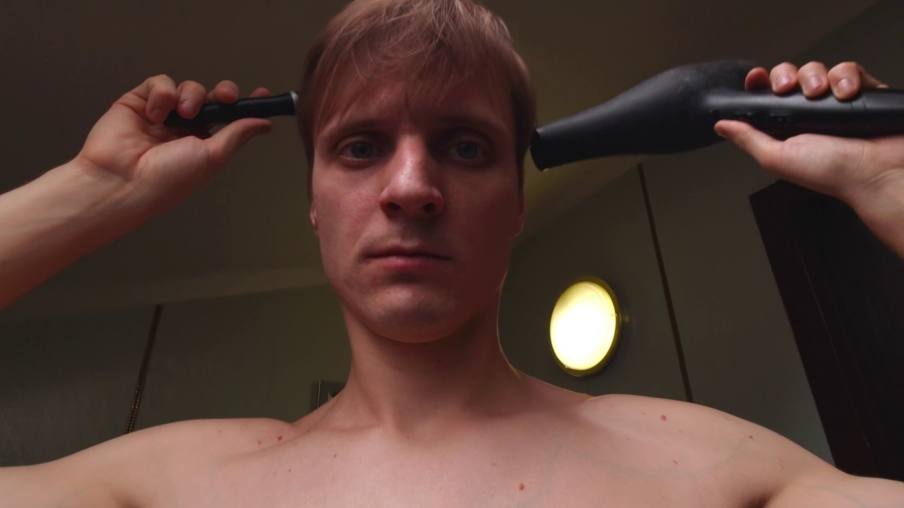 男人头发造型慢动作视频素材