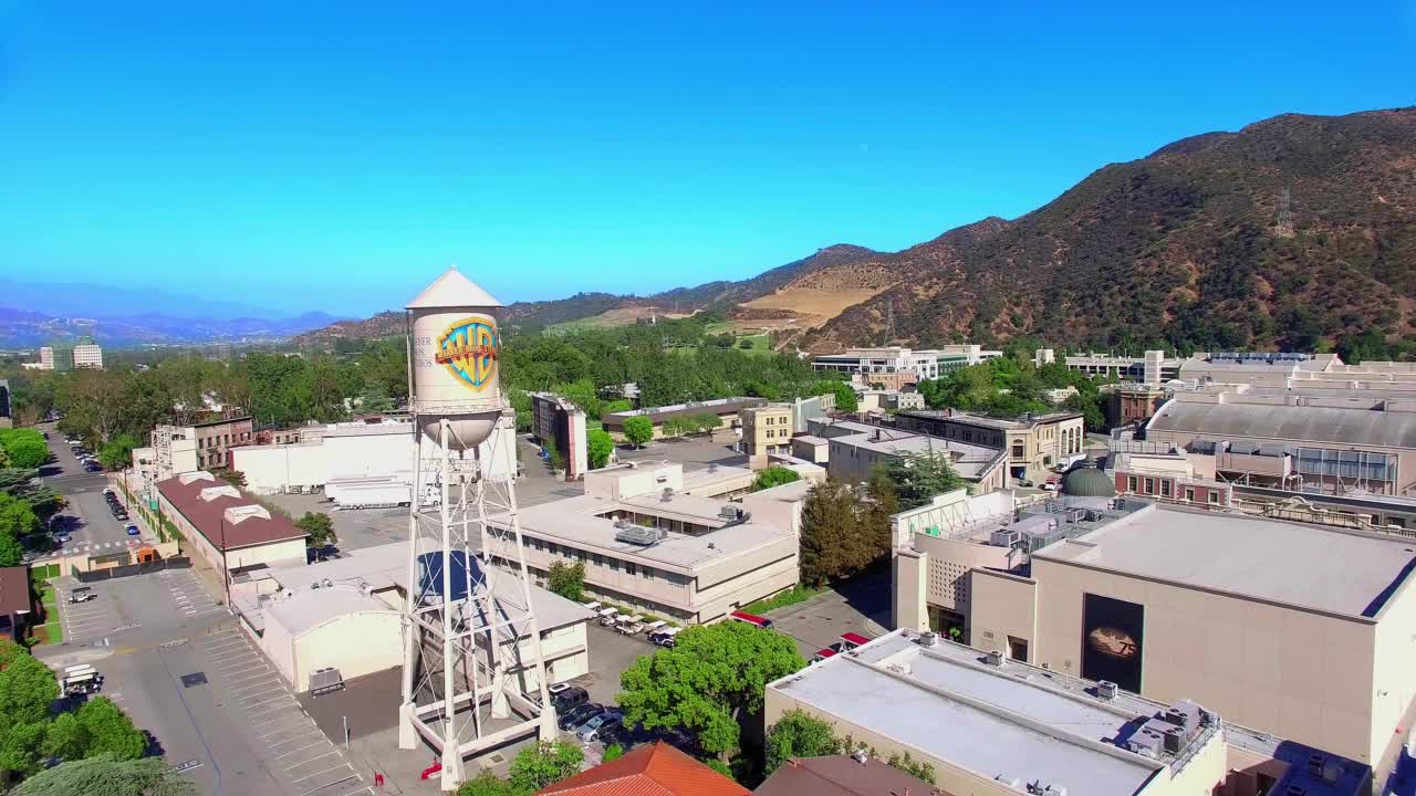 华纳兄弟电影制片厂和水塔的鸟瞰图在伯班克，洛杉矶，加州，4K视频素材