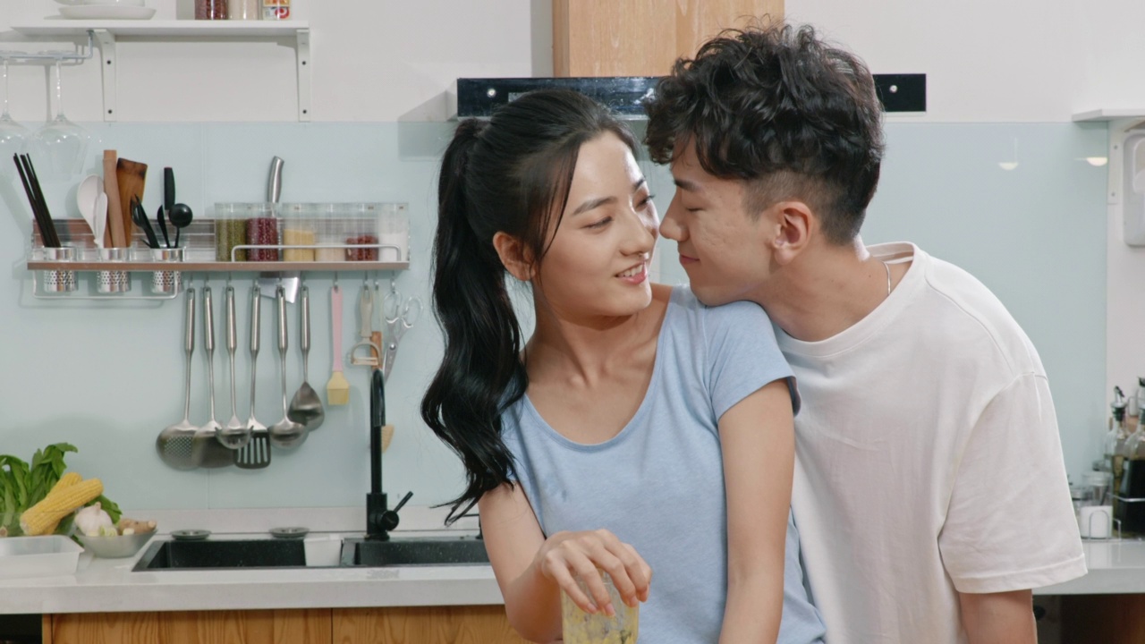 幸福的小情侣在厨房用榨汁机，4K视频素材