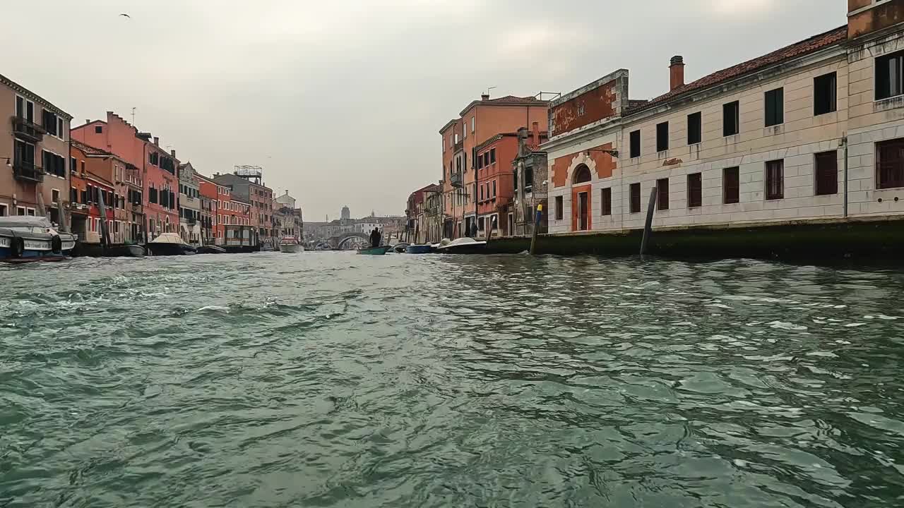 在意大利威尼斯，从航行中的渡船的船尾看到威尼斯的低角度水面视频素材