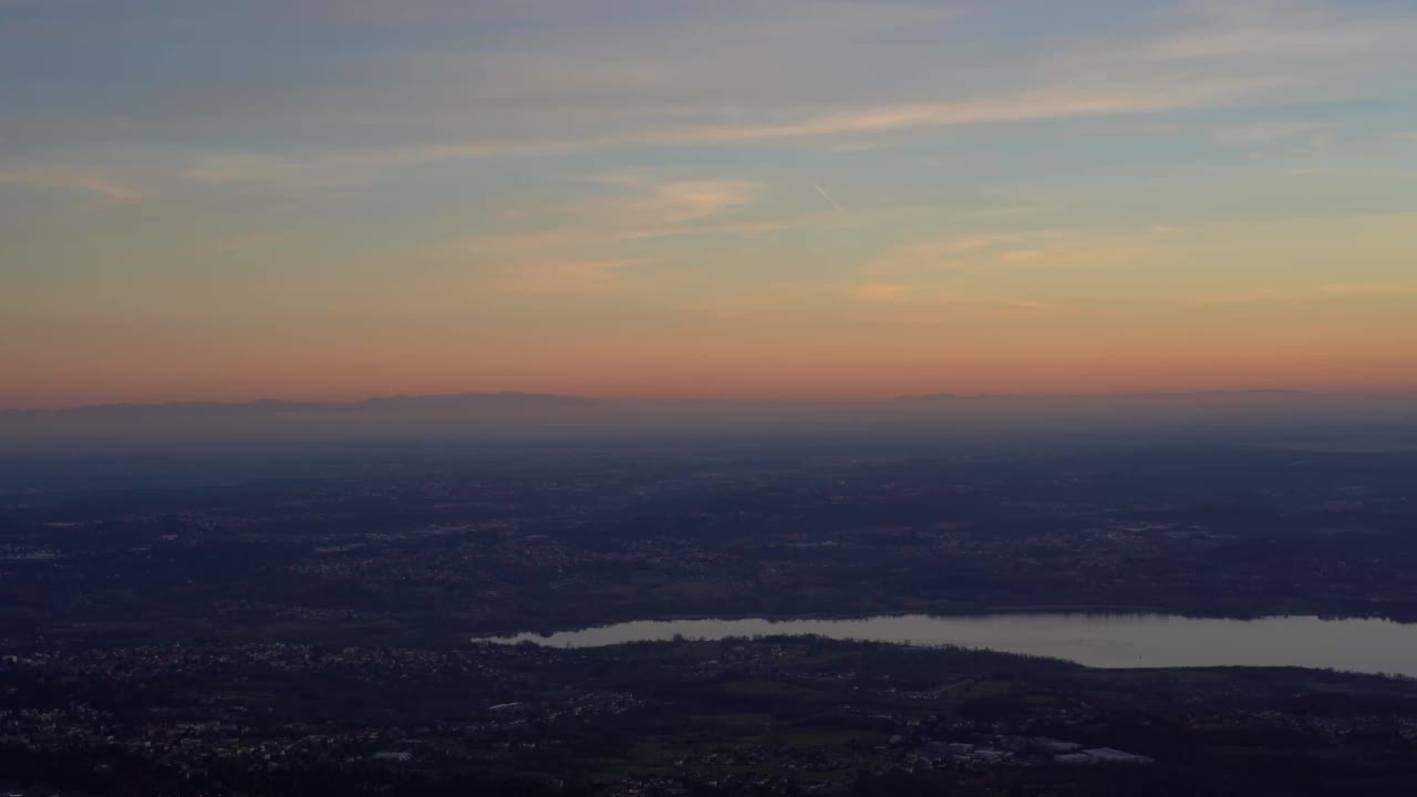 伦巴第日落时的空中平移全景图视频素材