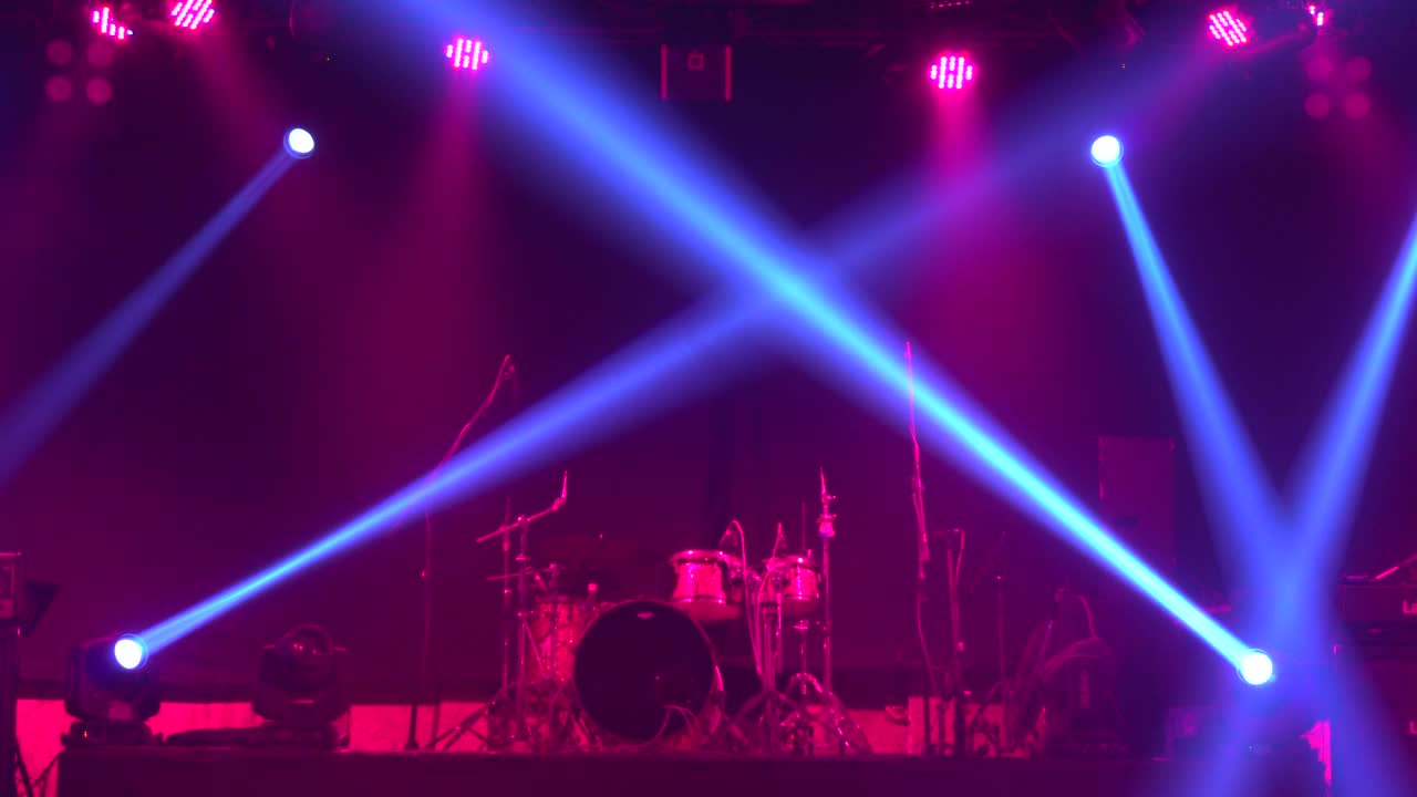 舞台上的聚光灯和颜色是变化的。视频下载