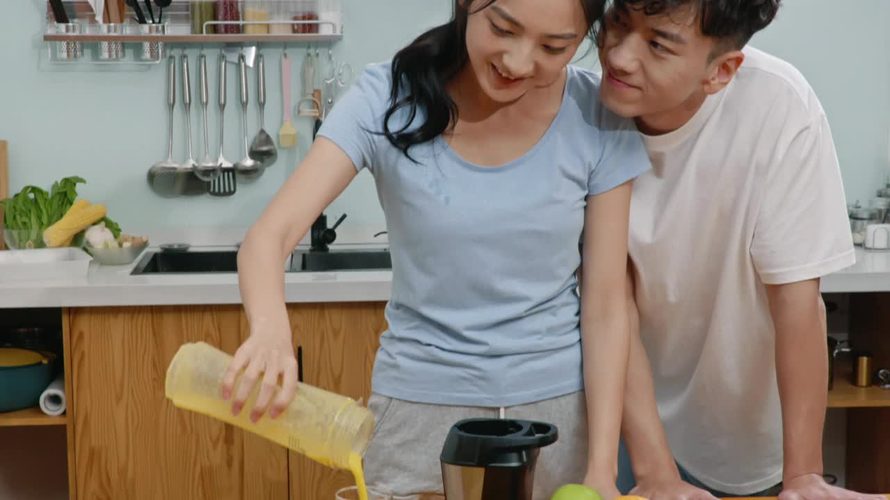 幸福的小情侣在厨房喝果汁，4K视频素材