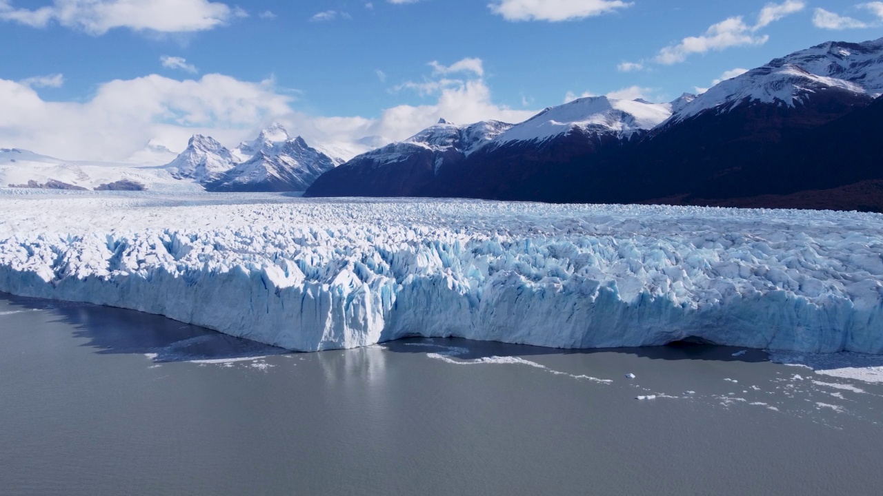 阿根廷巴塔哥尼亚圣克鲁斯卡拉法特冰川国家公园的冰山。视频下载