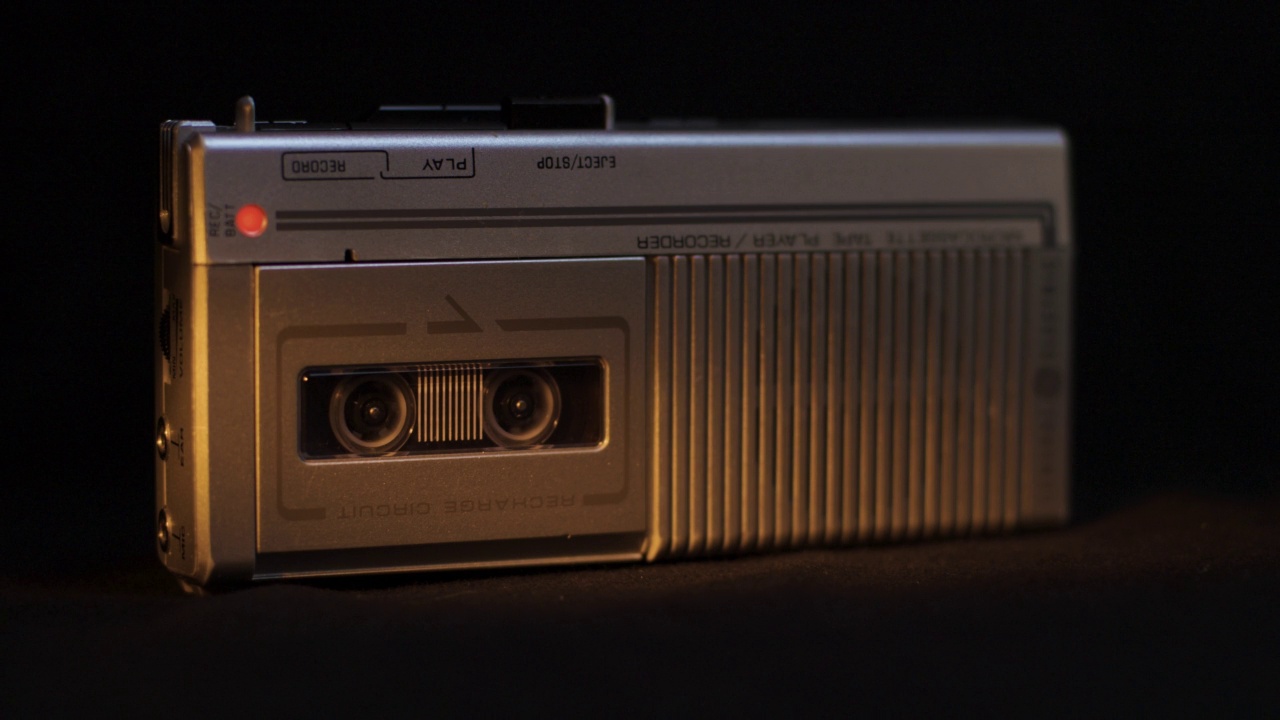 在温暖的灯光下播放Microcassette Recorder的全集视频素材