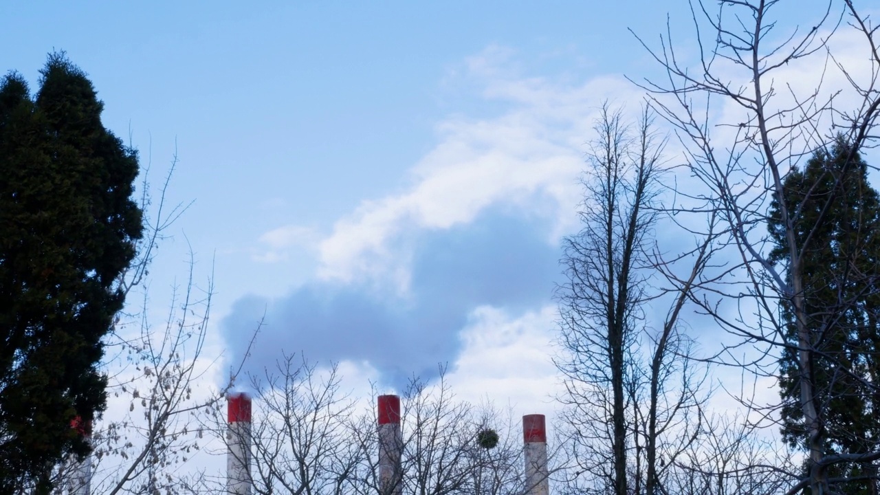 工业烟囱的烟对环境的污染。从烟囱排出的烟道废物工厂烟囱里冒出的烟视频素材