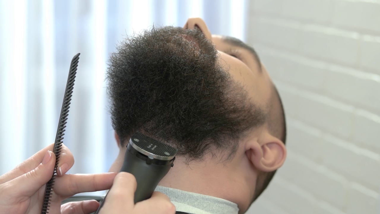 理发师正在修剪胡子。视频素材
