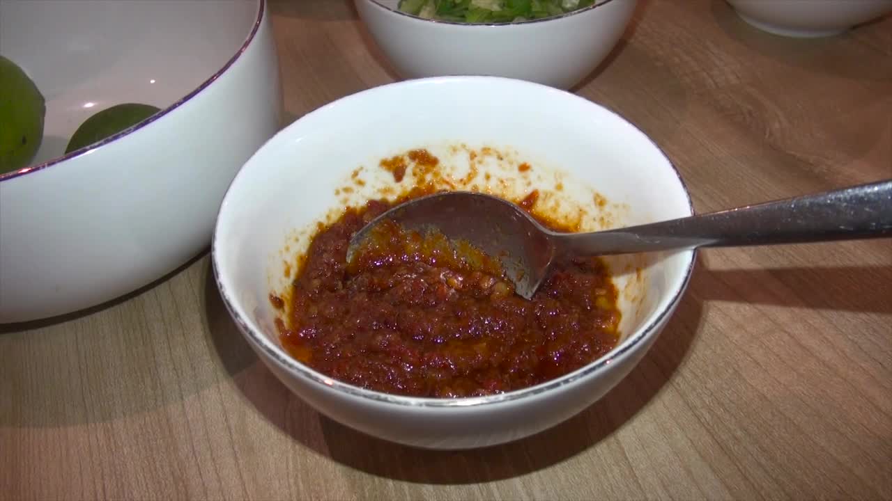 红辣椒酱在碗里视频素材