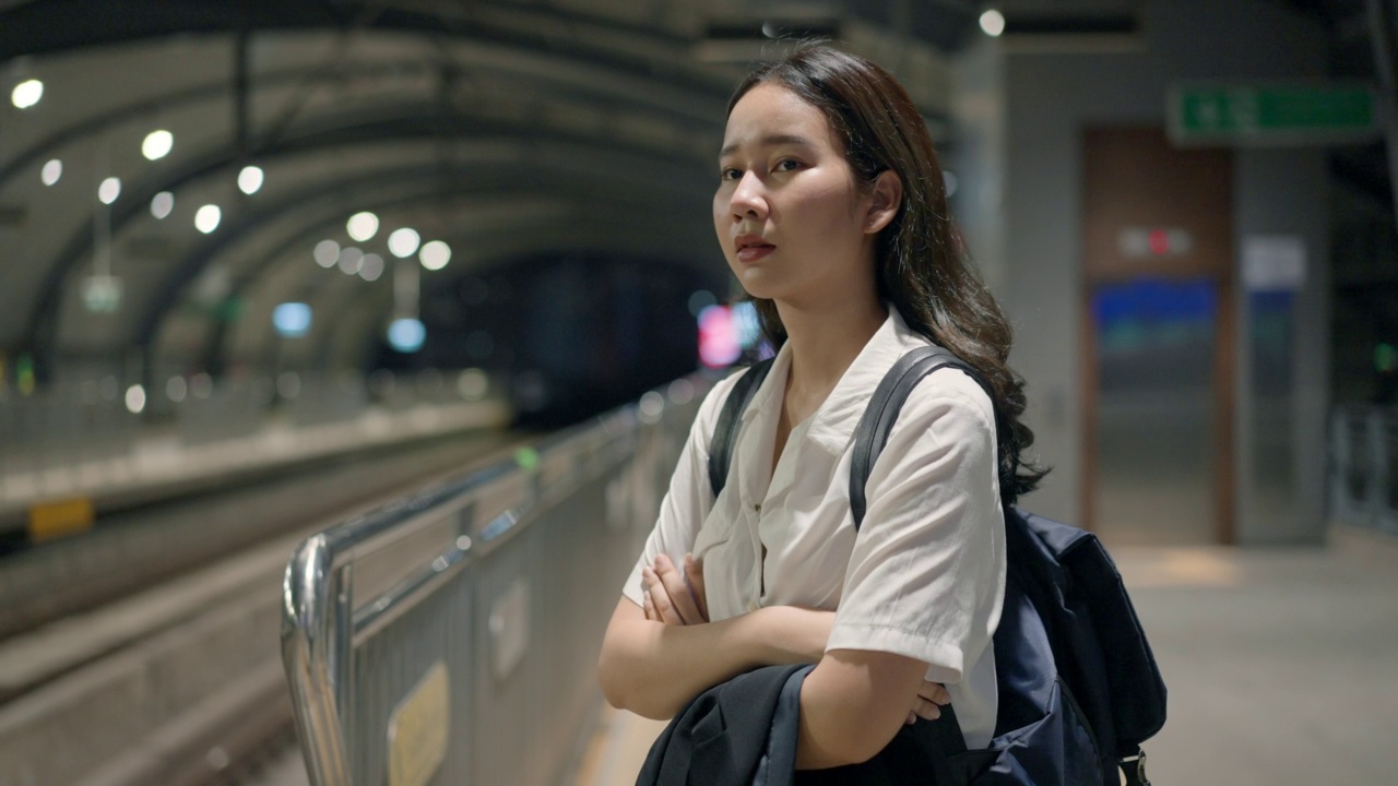 等待火车的亚洲女人视频素材