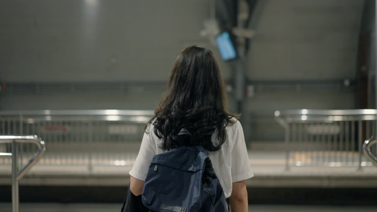 在车站等火车的女人视频素材