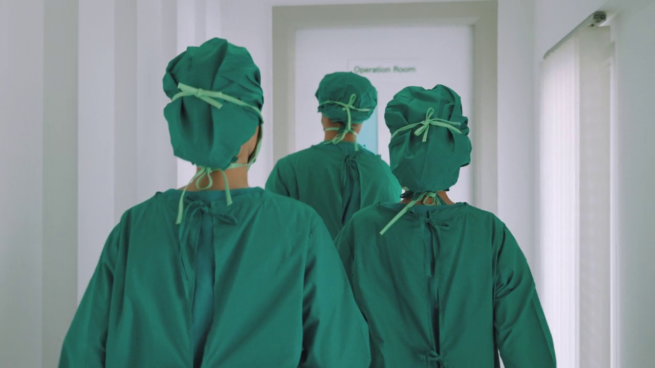 外科医生们正冲进手术室，及时对病人进行手术，对医疗理念和保健进行治疗。视频素材