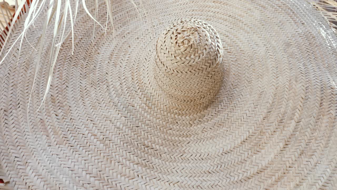摩洛哥马拉喀什麦地那的一顶真正的摩洛哥草帽。传统手工制作的旅游纪念品。4k纹理背景素材。视频下载