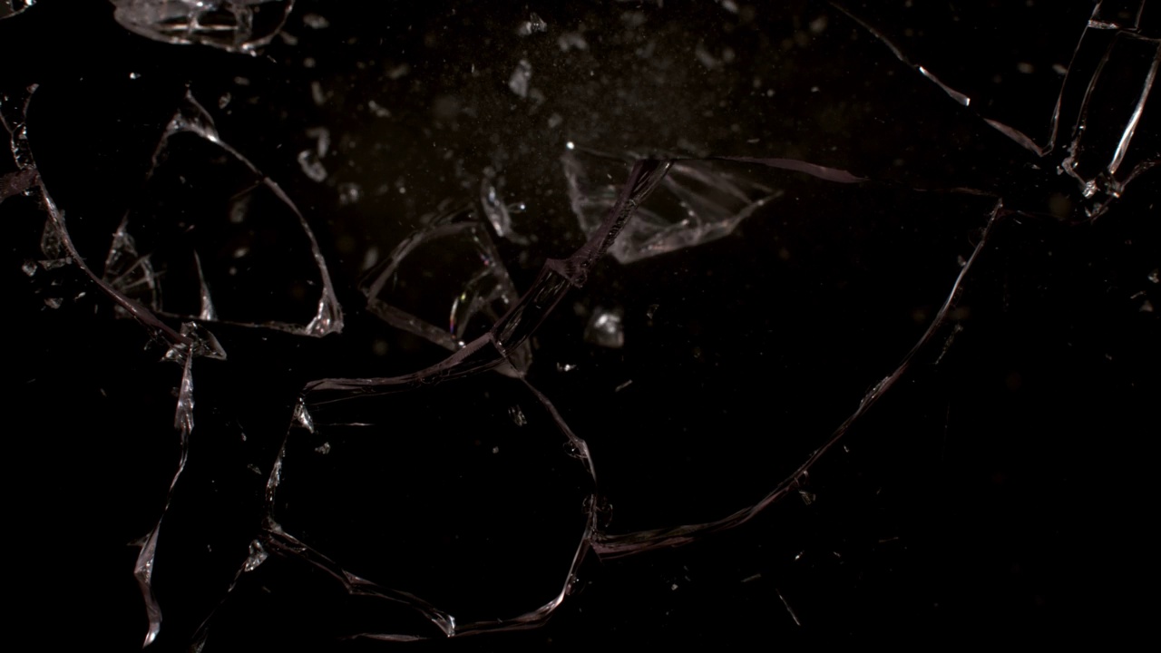 暗色玻璃墙爆炸视频素材
