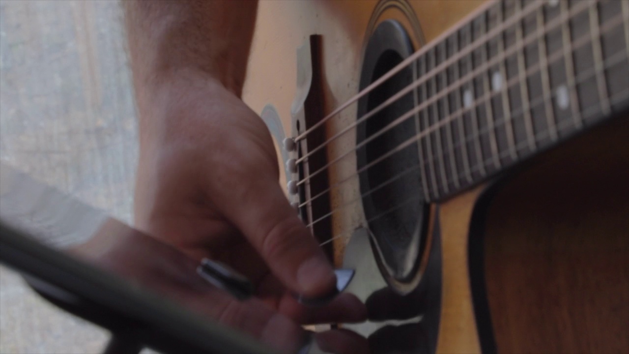 一个弹吉他的男人视频素材