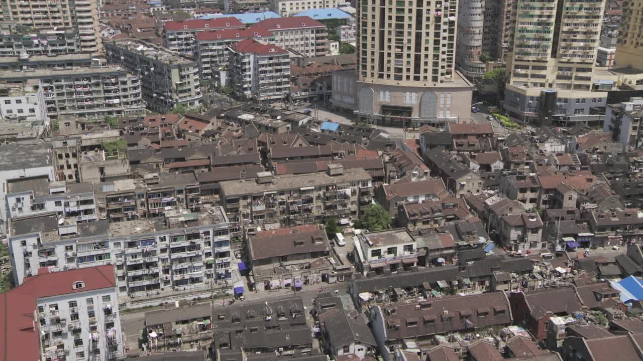 上海的镜头:上海浦西的老住宅楼的宽长镜头，叫做弄堂视频下载