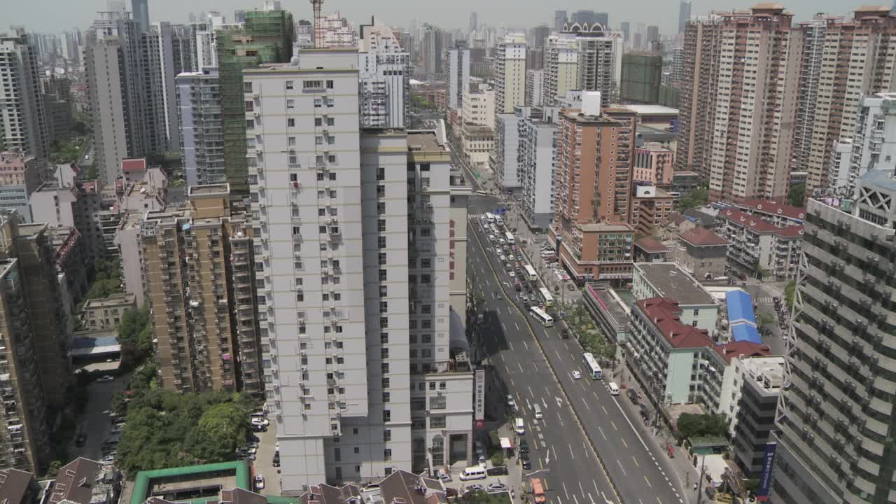 上海的镜头:上海浦西地区的住宅楼之间交通繁忙视频下载