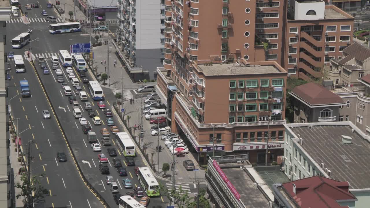 上海的镜头:上海浦西地区的住宅楼旁边拥挤的交通视频下载