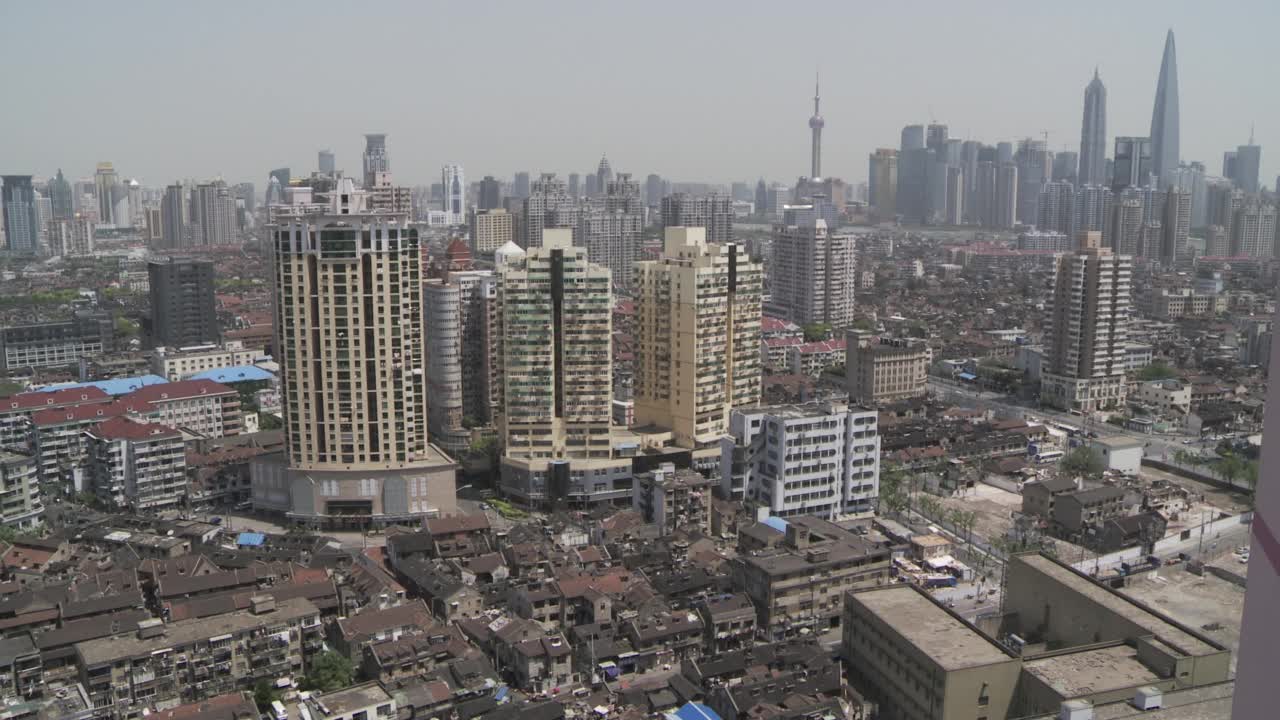上海镜头:上海浦西地区的古老和现代的住宅建筑，以浦东为背景视频下载