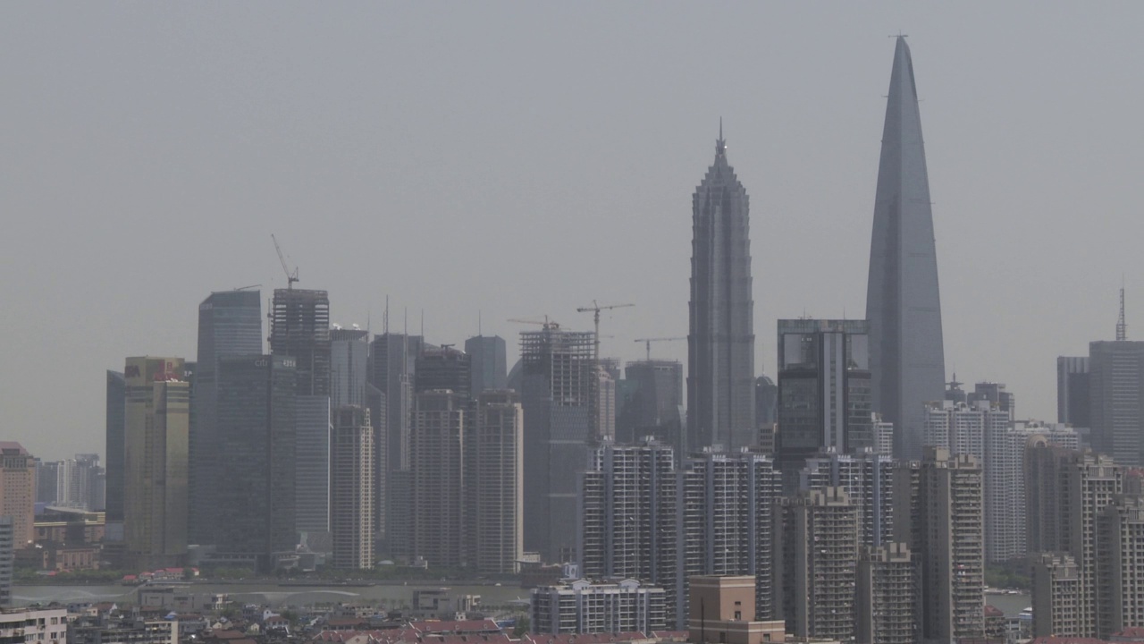 上海的镜头:上海浦东新区在建的摩天大楼和建筑的特写视频下载
