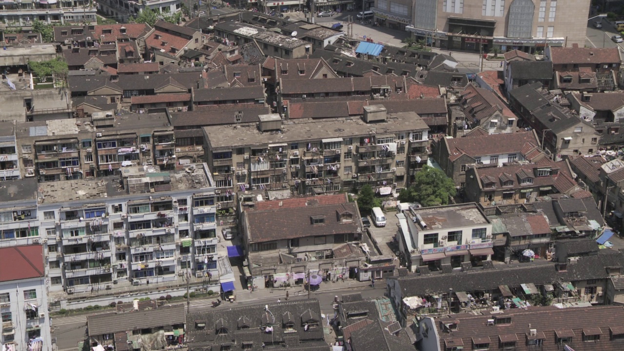 上海的镜头:中长镜头拍摄的是上海浦西区被称为弄堂的老住宅楼视频下载