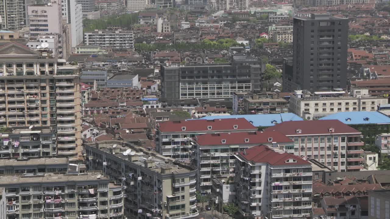 上海镜头:广角拍摄上海浦西的各种住宅建筑和鸟群视频下载