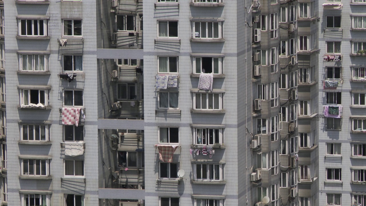 上海的镜头:一幢晾着衣服的住宅楼的特写视频下载
