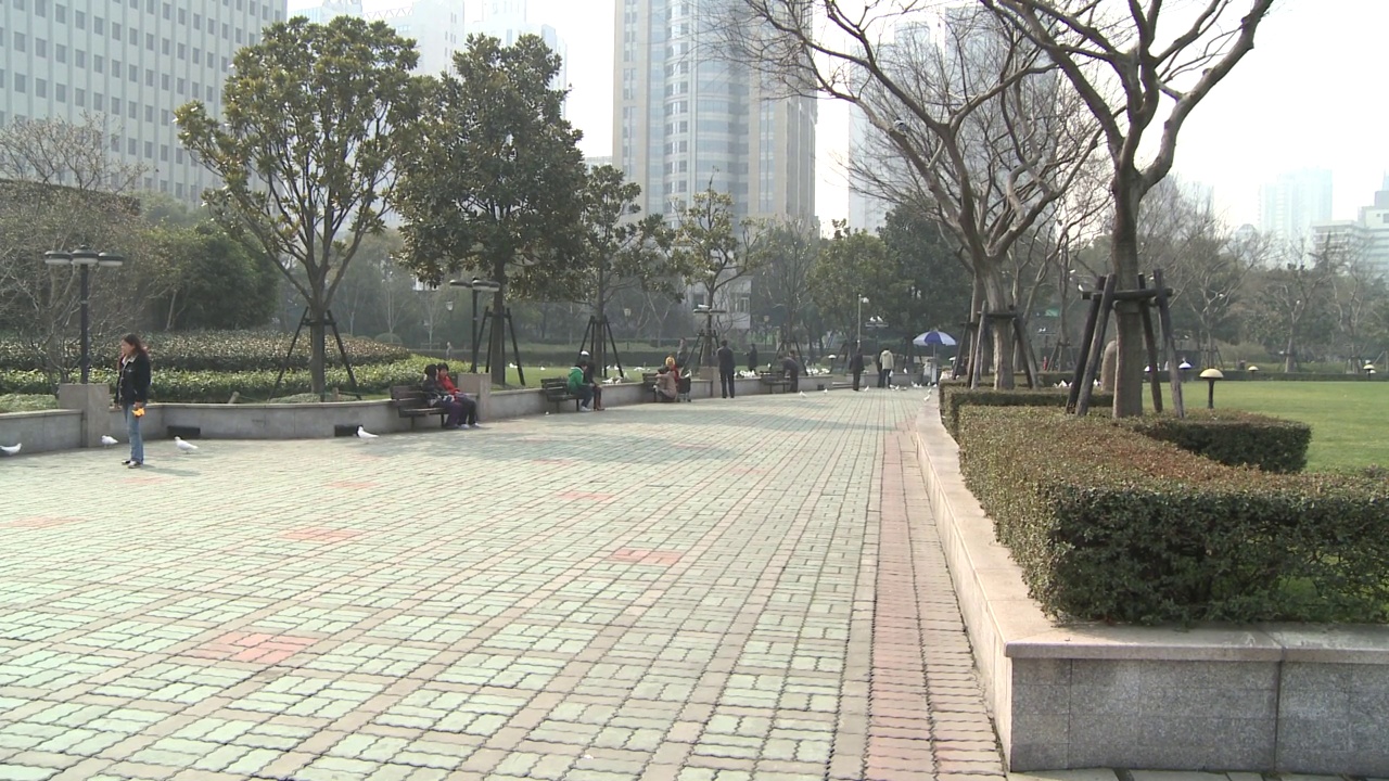 从右到左，再从左到右，在上海的人民广场上，从现代的摩天大楼到公共的城市公园，然后再回来视频下载