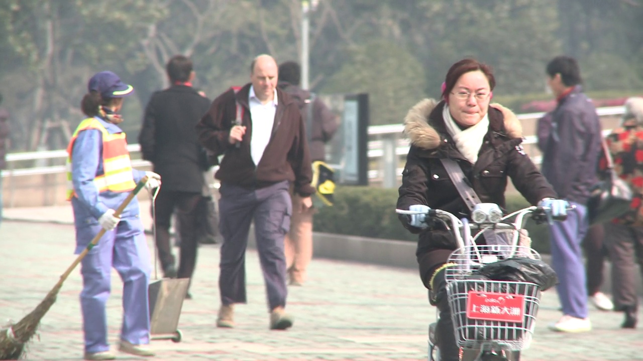 不同年龄和性别的人们在市中心的上海人民广场散步视频下载